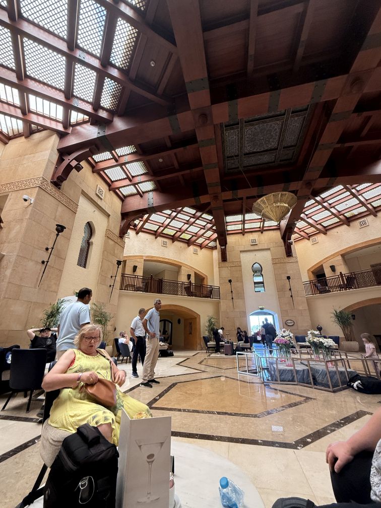 Die Lobby ist riesig, unter der Decke sind wuchtige Balken zu sehen und an den Wänden viel liebevolle orientalische Verzierungen